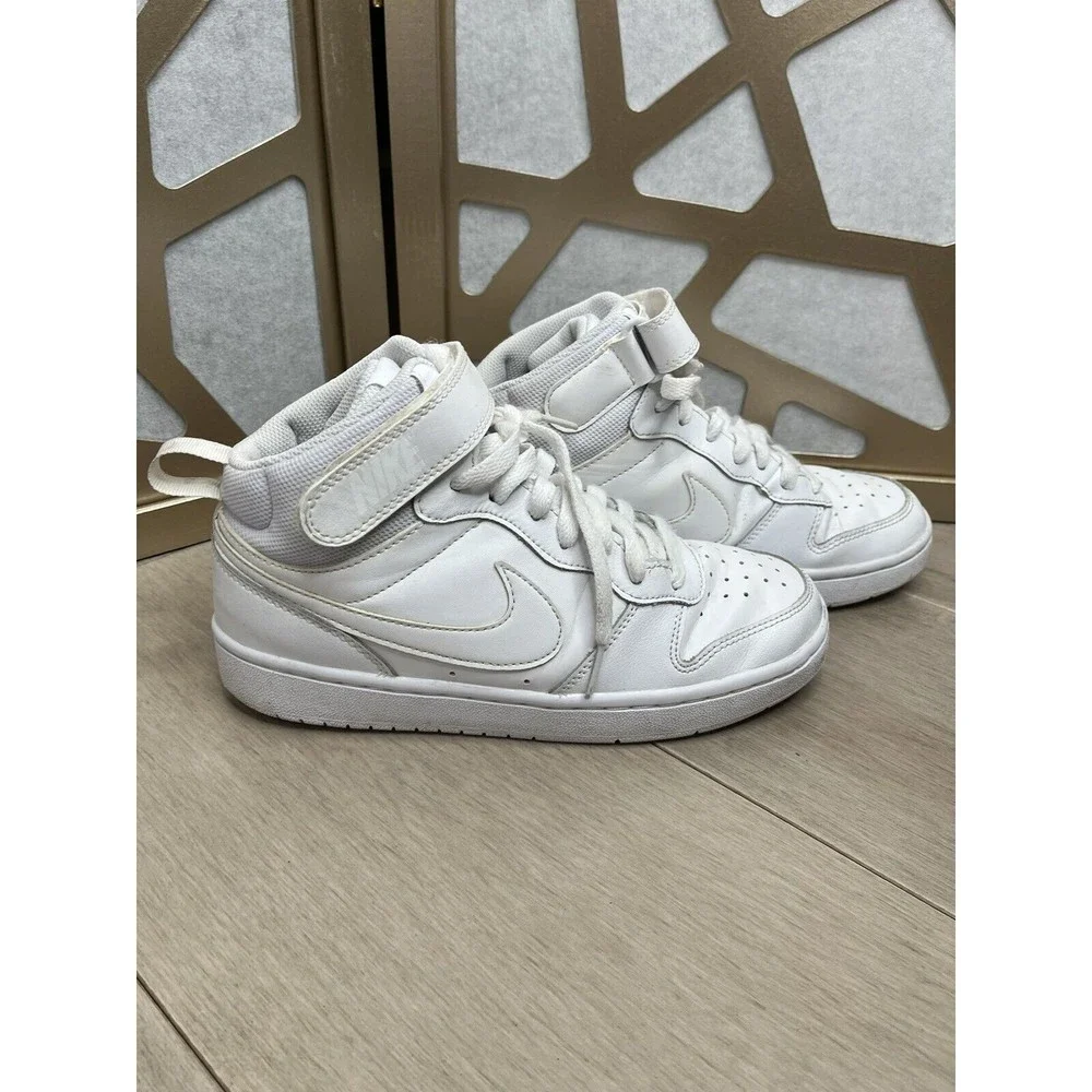 Nike Boys Court Borough Mid 2 sz 5.5 y youth White Basketball Shoes Snea…